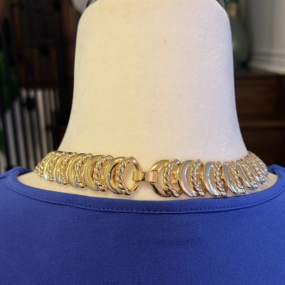 Vintage Crescent Moon High End Fashion ChunkyNecklace/Choker Gold Tone EUC - Picture 4 of 5
